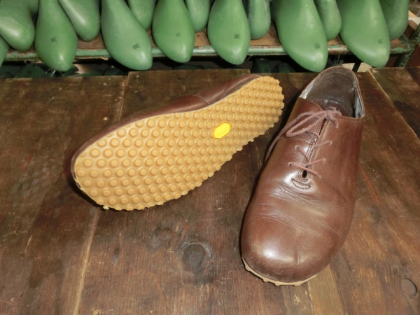 カジュアルな革靴をヴィブラムソールを使用してソール交換！