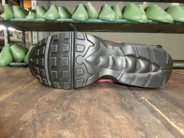 ナイキエアマックス95（NIKE AIR MAX 95 OGHABANERO RED）ソール交換について！