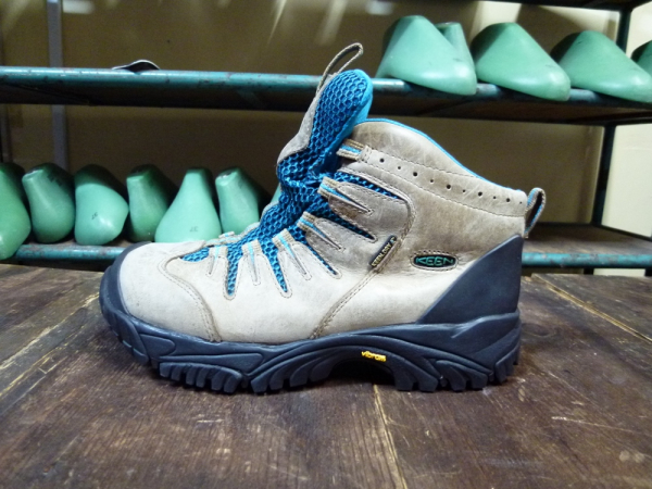 キーン（KEEN）のウォータープルーフハイキングシューズのソール交換について！