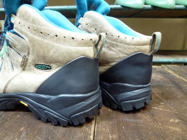 キーン（KEEN）のウォータープルーフハイキングシューズのソール交換について！