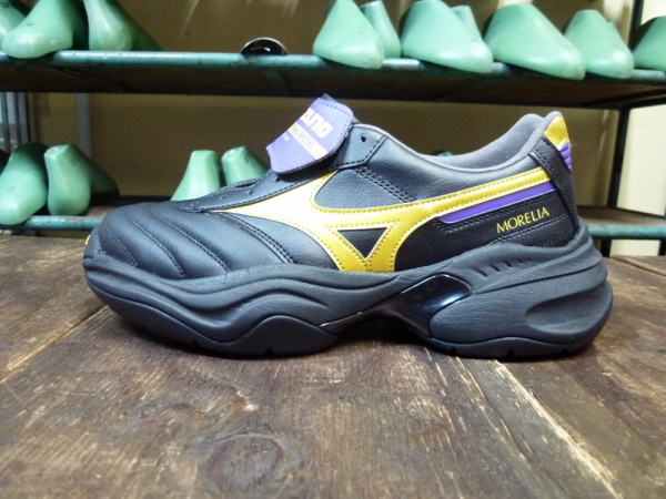 ミズノのサッカーシューズをヴィブラムソールでソール交換！