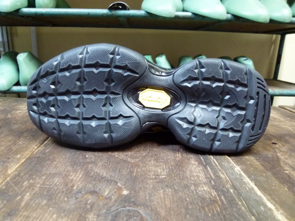 ミズノのサッカーシューズをヴィブラムソールでソール交換！